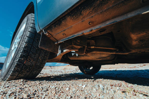 इंजिनीअर ऑटोमोटिव्ह सस्पेंशन सिस्टममध्ये रबर बुशिंगच्या थकवा वैशिष्ट्यांचे विश्लेषण कसे करतात?